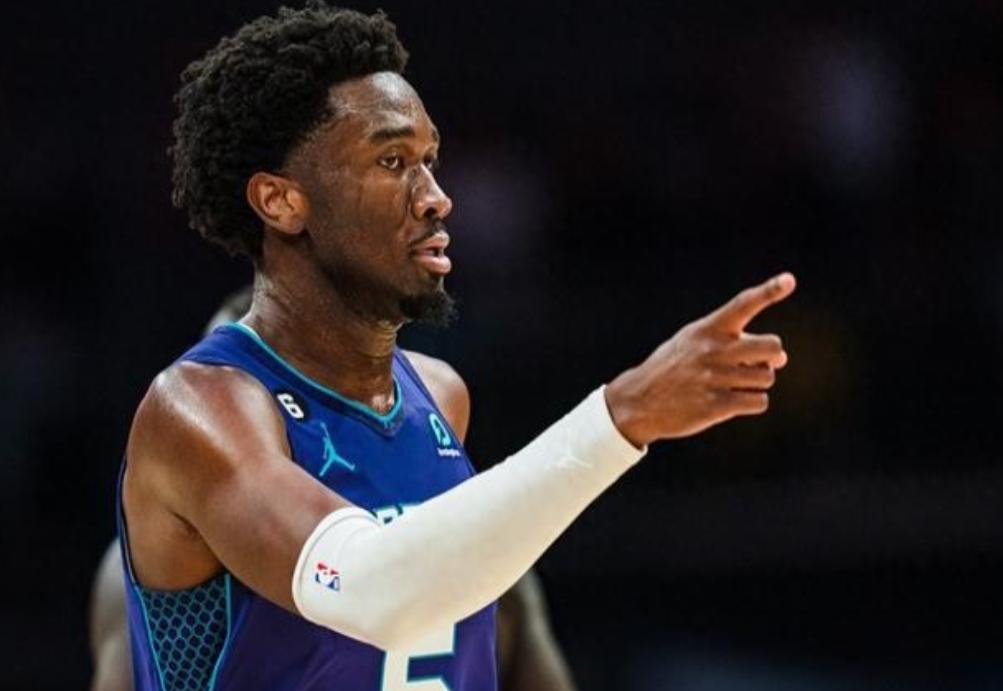 包含这也行？纽卡斯尔清晨临场应变赛前夏洛特黄蜂备战全明星赛，纽卡斯尔赛前复出首秀的词条